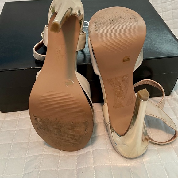 BCBG PATENT LEATHER HEELS - Picture 4 of 4